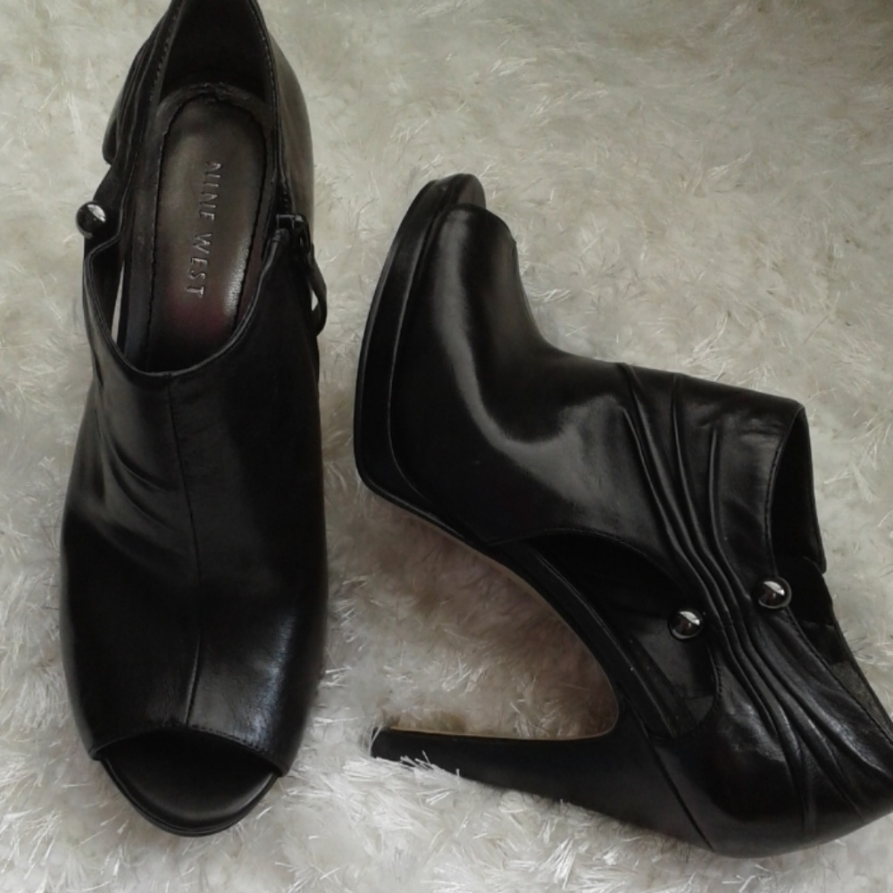Nine west heeled bootie sz 8 peep toe open side